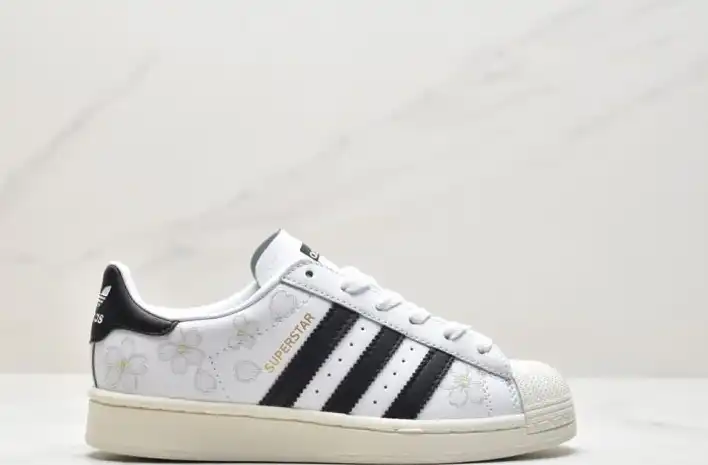 hype Adidas Sneakers