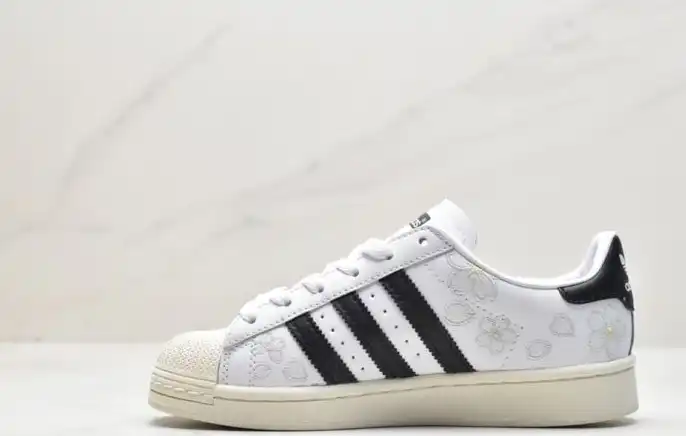 hype Adidas Sneakers