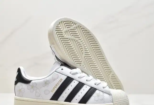 hype Adidas Sneakers