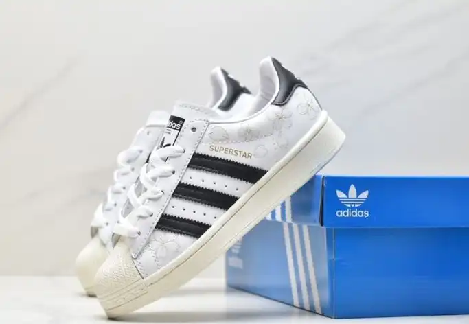 hype Adidas Sneakers