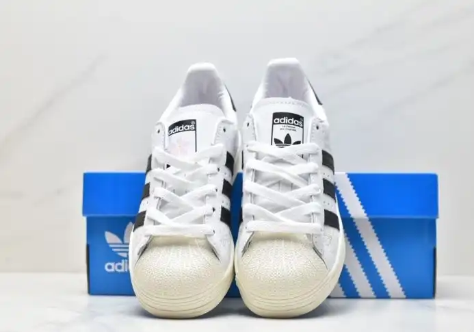 hype Adidas Sneakers