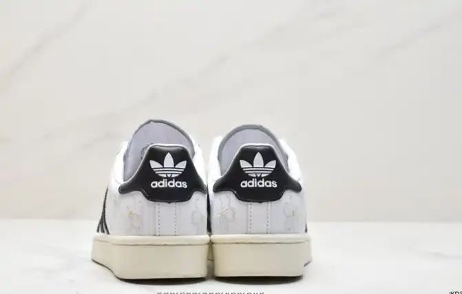 hype Adidas Sneakers