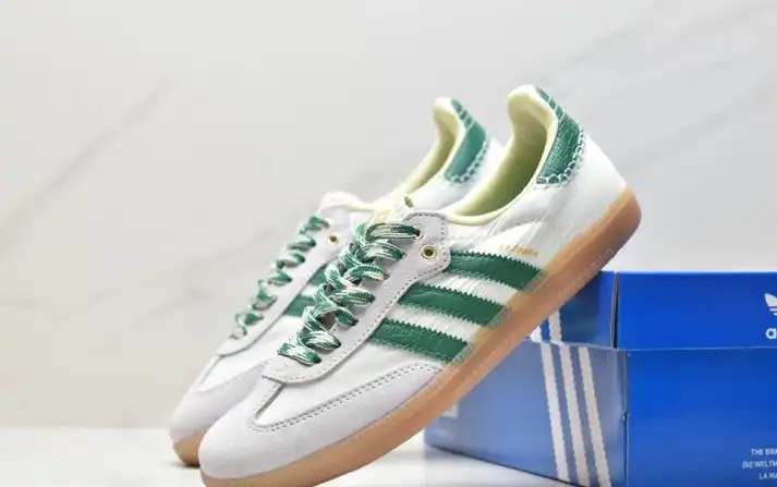 hype Adidas Sneakers