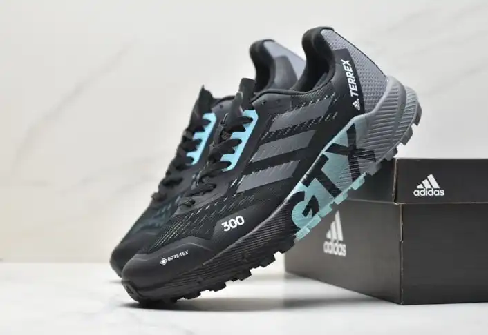 hype Adidas Sneakers