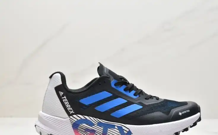 hype Adidas Sneakers