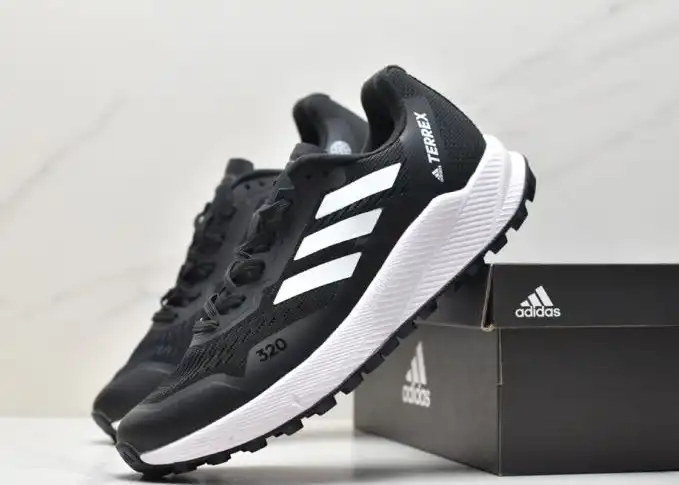 hype Adidas Sneakers