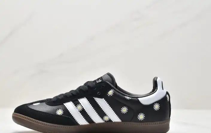 hype Adidas Sneakers