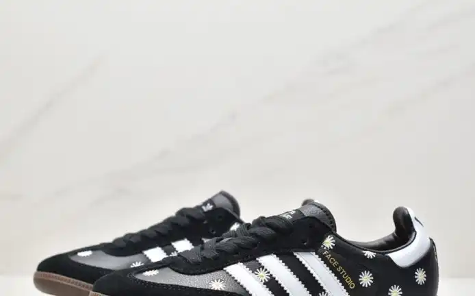 hype Adidas Sneakers