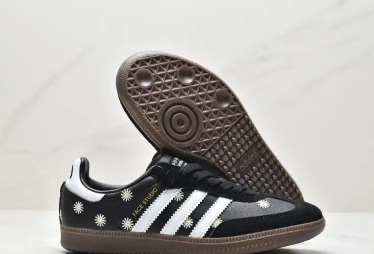 hype Adidas Sneakers