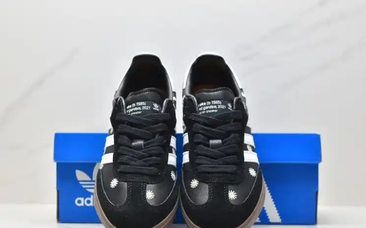 hype Adidas Sneakers