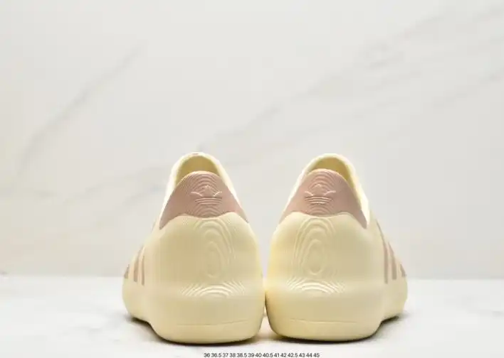 hype Adidas Sneakers