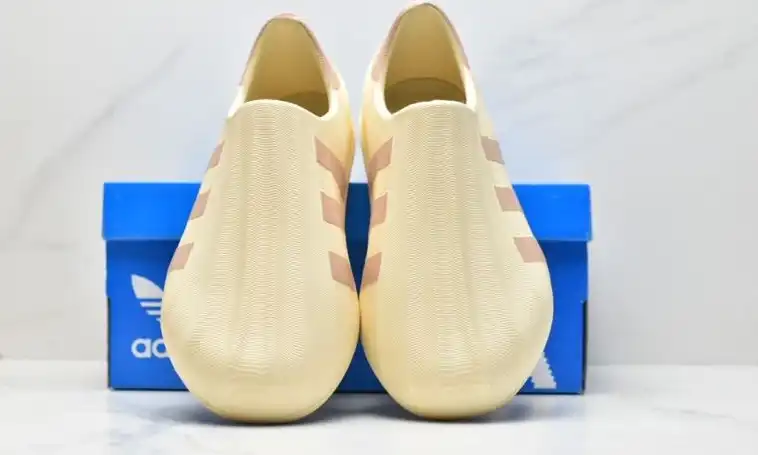 hype Adidas Sneakers