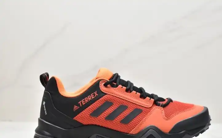 hype Adidas Sneakers