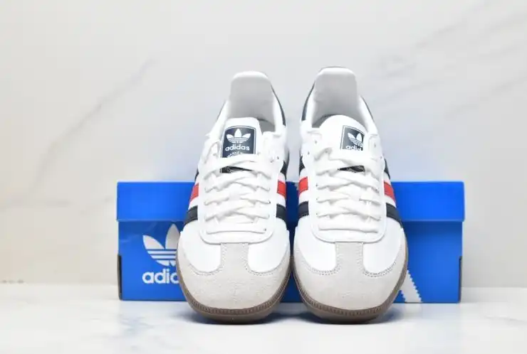 hype Adidas Sneakers