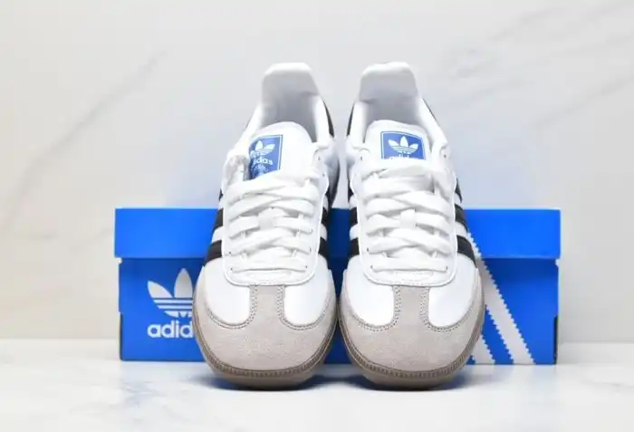 hype Adidas Sneakers