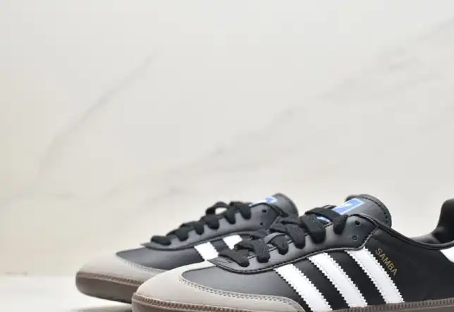 hype Adidas Sneakers