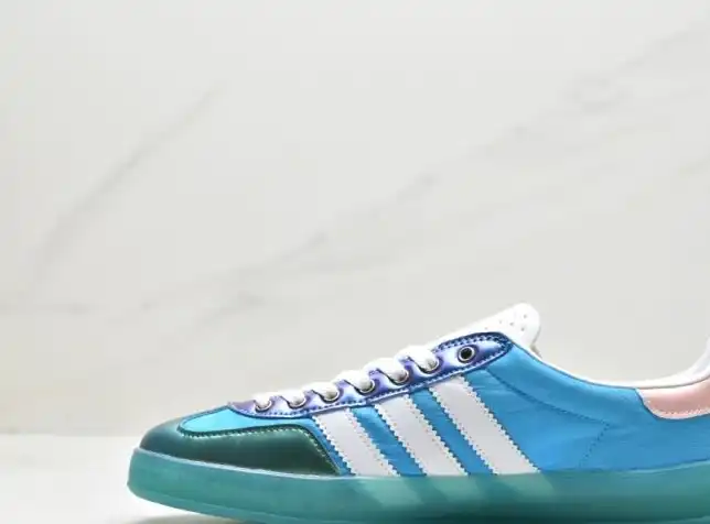 hype Adidas Sneakers