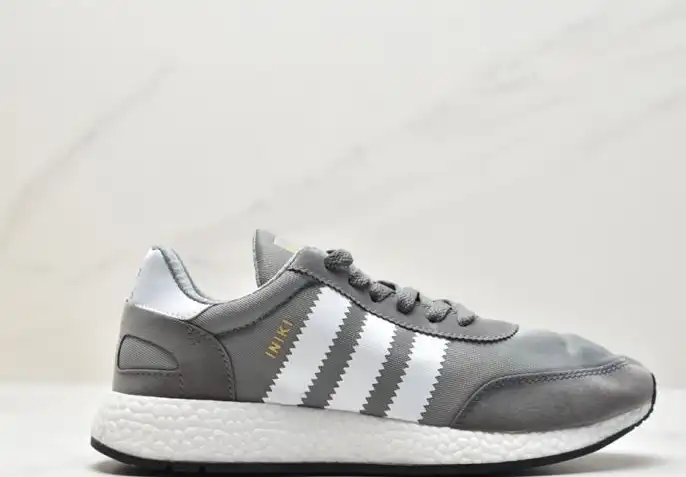 hype Adidas Sneakers