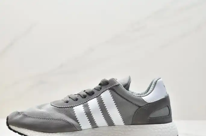 hype Adidas Sneakers