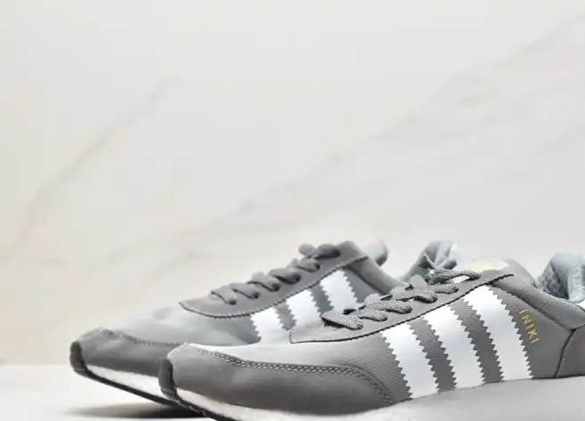 hype Adidas Sneakers