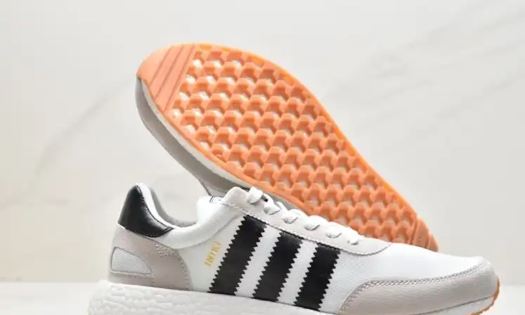 hype Adidas Sneakers