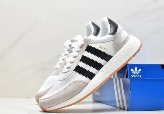 hype Adidas Sneakers