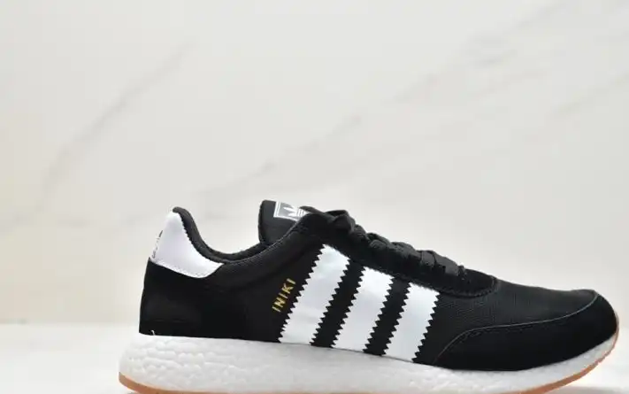 hype Adidas Sneakers