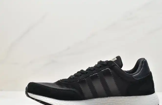 hype Adidas Sneakers