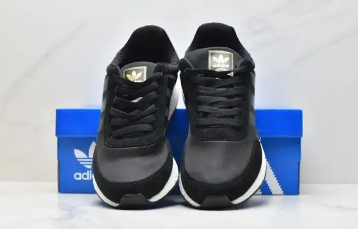 hype Adidas Sneakers