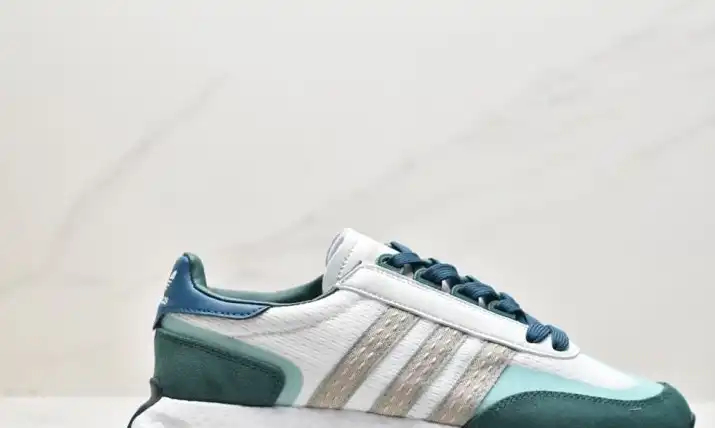 hype Adidas Sneakers