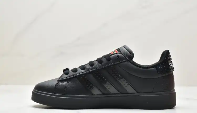 hype Adidas Sneakers