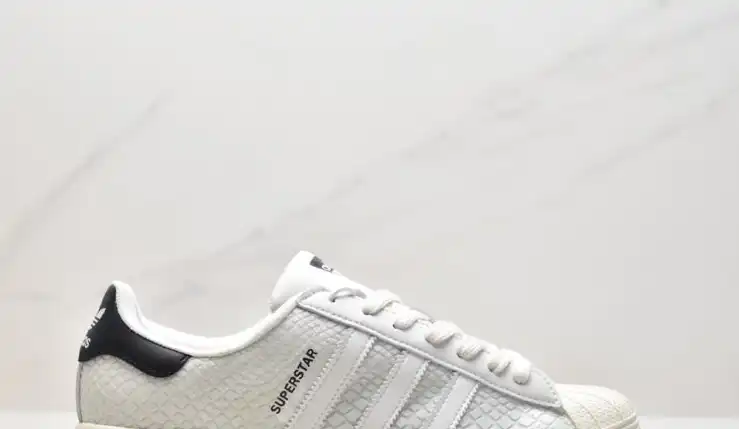 hype Adidas Sneakers