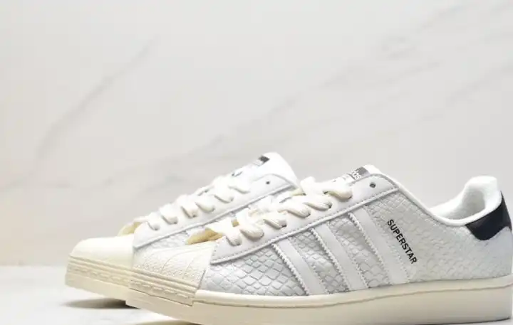 hype Adidas Sneakers