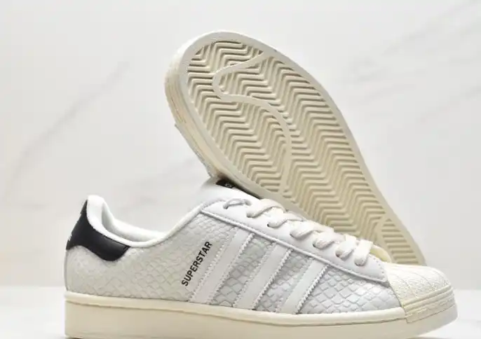 hype Adidas Sneakers