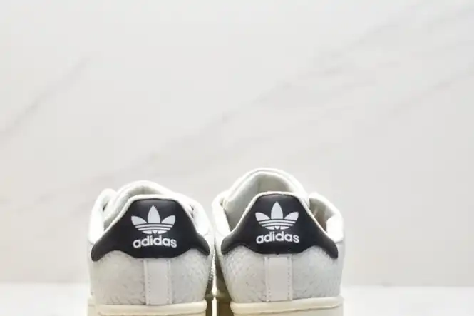 hype Adidas Sneakers