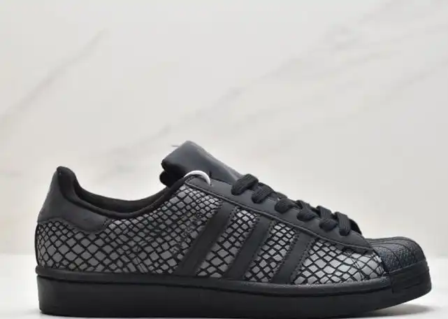 hype Adidas Sneakers