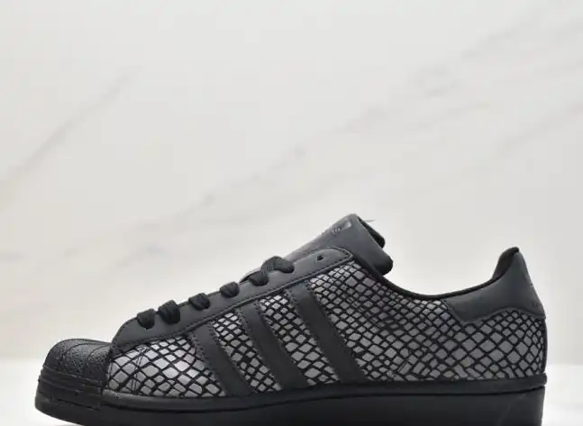 hype Adidas Sneakers