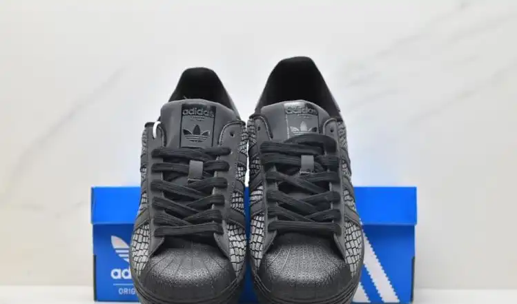 hype Adidas Sneakers