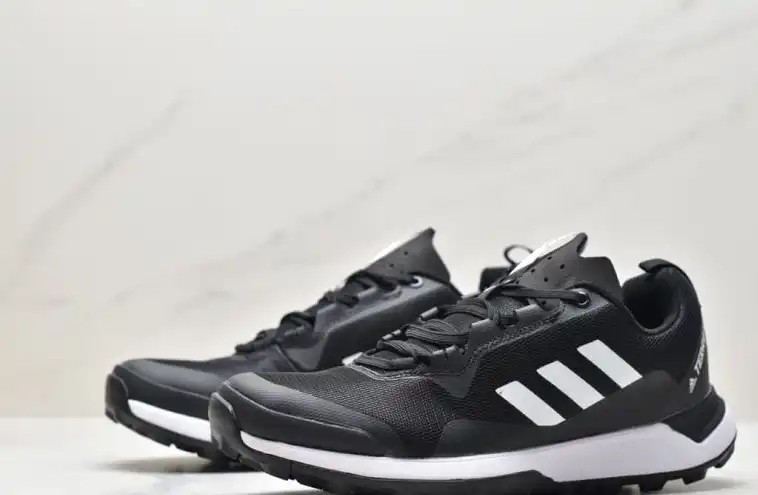 hype Adidas Sneakers