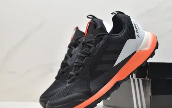 hype Adidas Sneakers