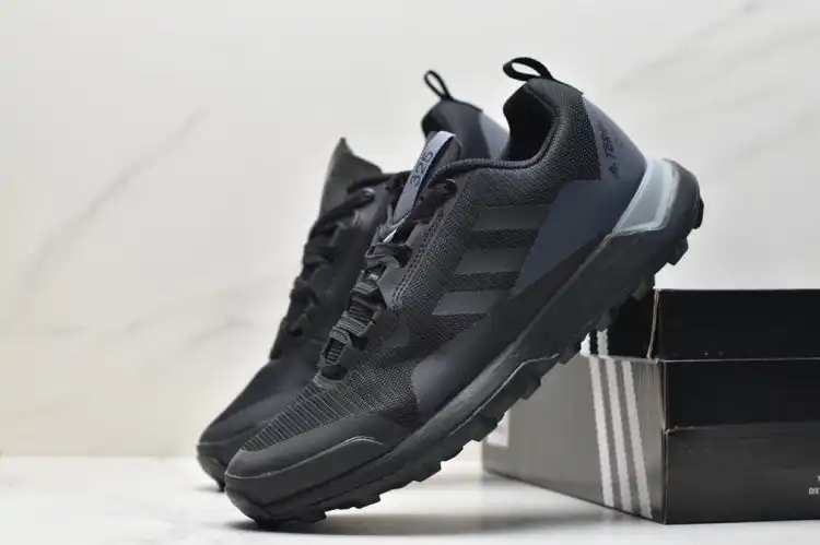 hype Adidas Sneakers