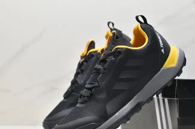 hype Adidas Sneakers