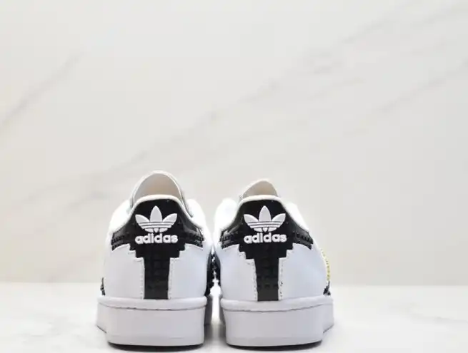 hype Adidas Sneakers