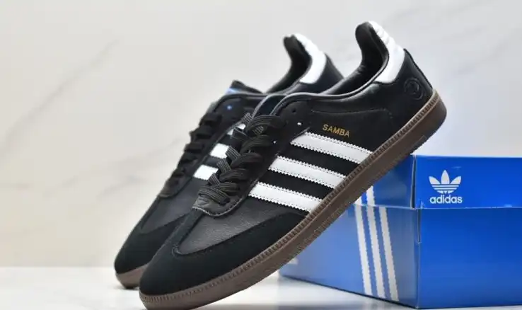 hype Adidas Sneakers