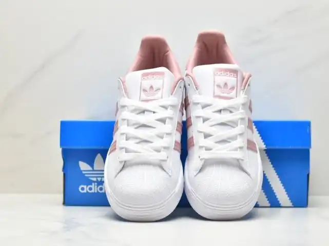 hype Adidas Sneakers