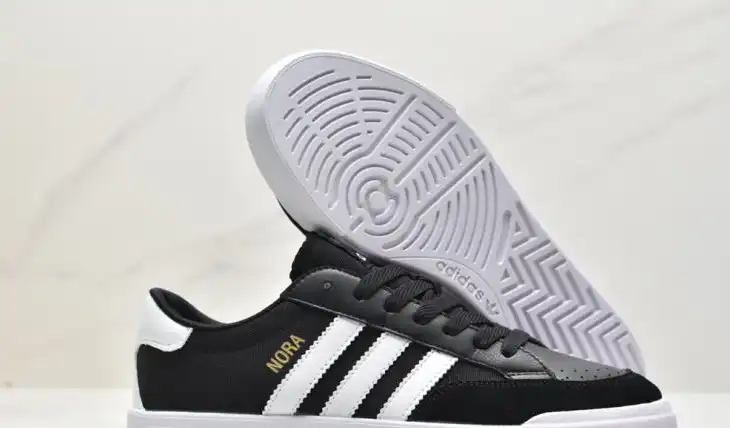 hype Adidas Sneakers