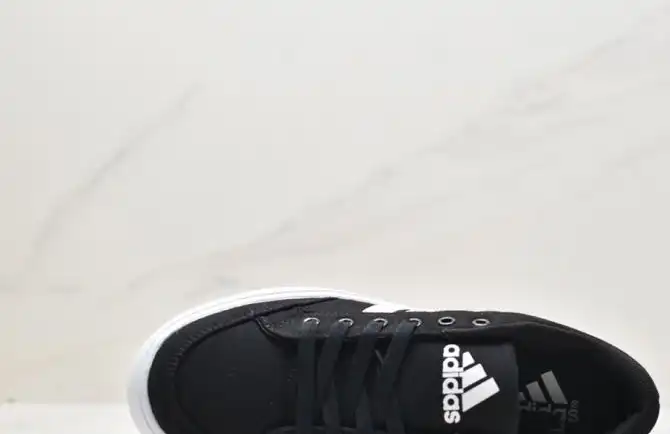 hype Adidas Sneakers