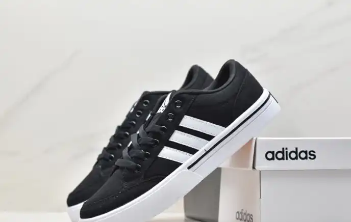 hype Adidas Sneakers