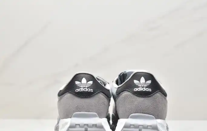 hype Adidas Sneakers