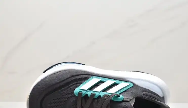 hype Adidas Sneakers